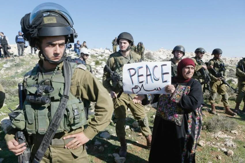 west_bank_soldiers_peace_sign_-_reuters.jpg