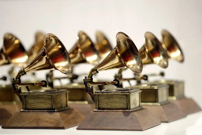 Si-fitohen-v-rtet-mimet-Grammy-Jo-si-mendojn-shum-fansa.jpg